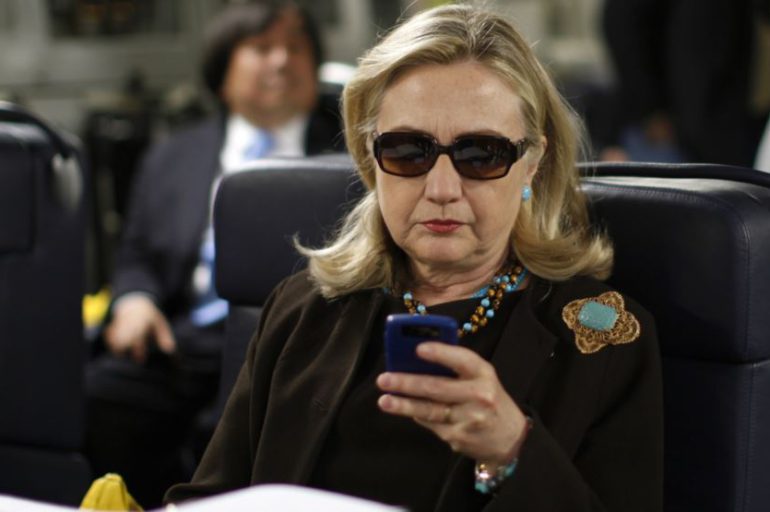 Hillary, tenés un email