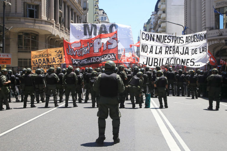 Inocencia política y represión callejera